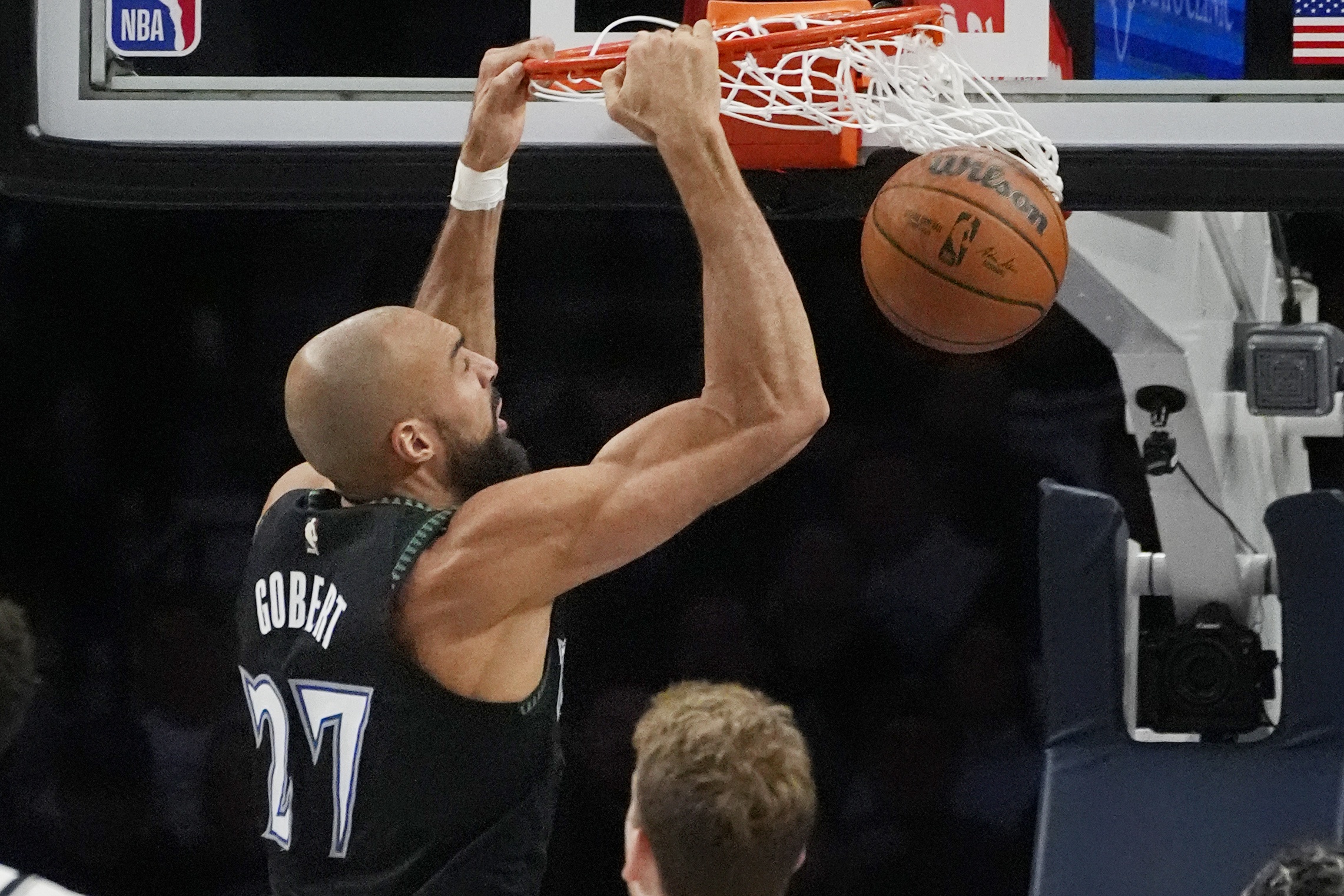 开云-多扣几次就成奥尼尔了！戈贝尔8中5得15分2助1断2帽 爆抢17板