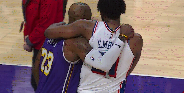 开云体育官网-胜负已定之时 詹姆斯拥抱恩比德 两人有说有笑