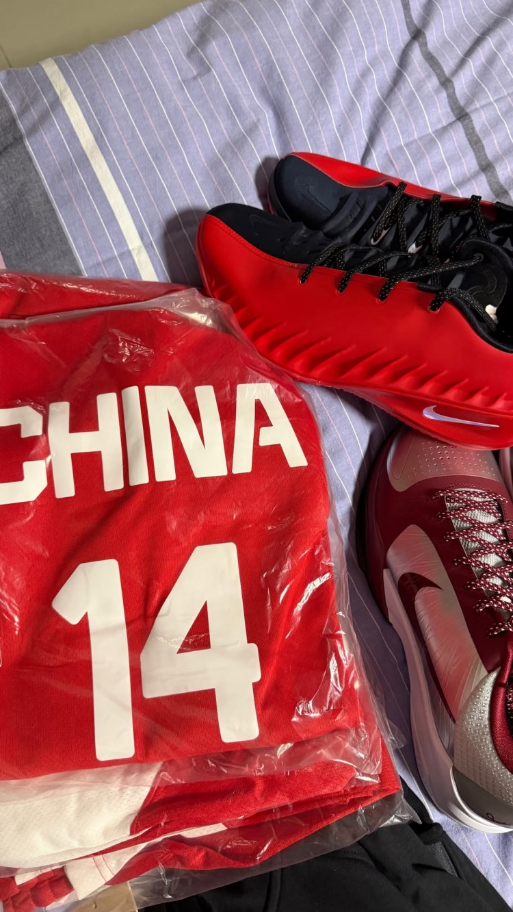 开云-李弘权晒男篮集训发放装备：14号球衣+Kobe 5+文班代言款GT Cut 4